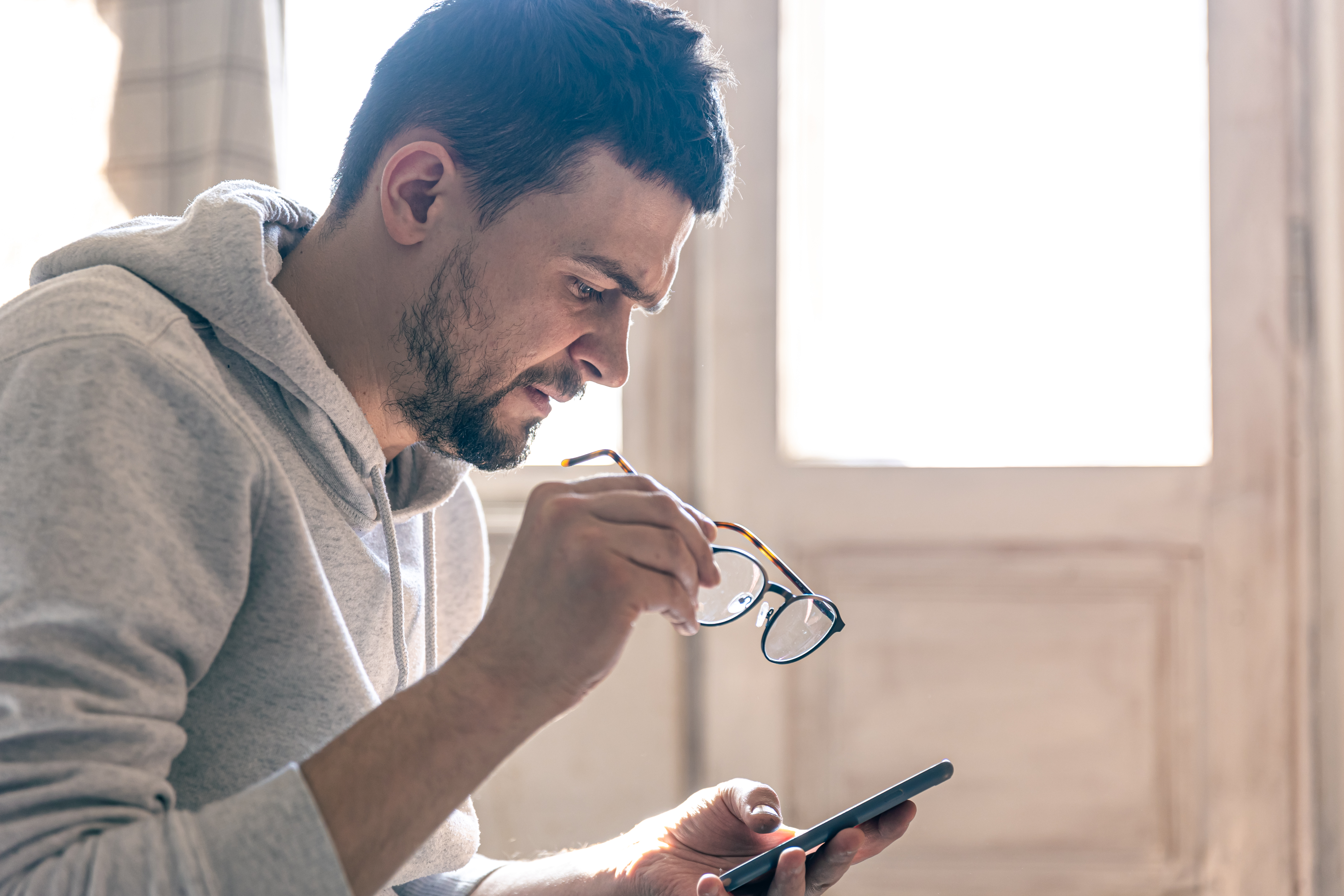 How Can You Check the Quality of Men’s Glasses Before Ordering Online?