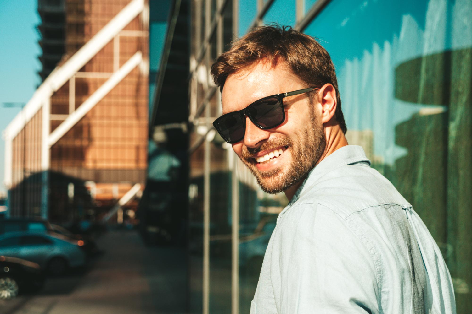 How to Wear Sunglasses in Pakistan with Every Outfit