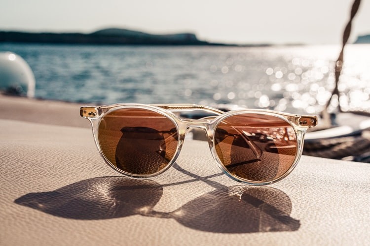 SUNGLASSES THAT COMPLETES YOUR ATTIRE